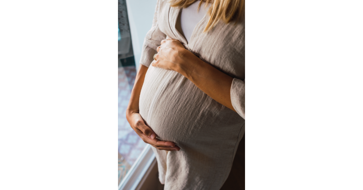 schwangere Frau entspannt bei mentaler Geburtsvorbereitung in Kitzbühel, Tirol, Österreich, positive Birth Trainerin