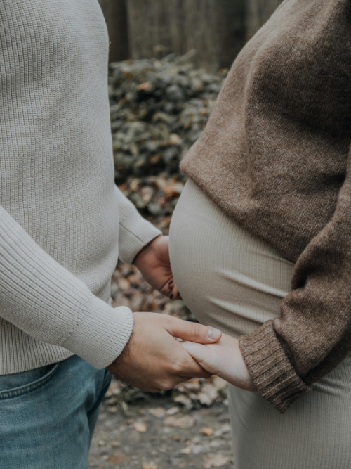 schwangere Frau entspannt bei mentaler Geburtsvorbereitung in Kitzbühel, Tirol, Österreich, positive Birth Trainerin